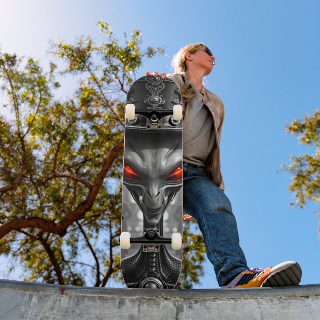 Epic Steampunk Alien Skateboard Design (Außenbereich 1)