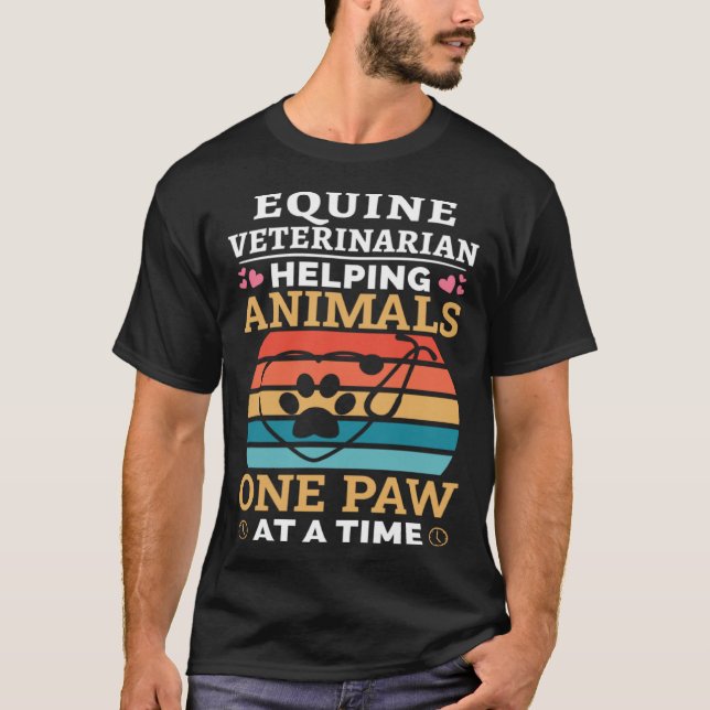 Equine Veterinarian Helping Animals One Paw At Tim T-Shirt (Vorderseite)