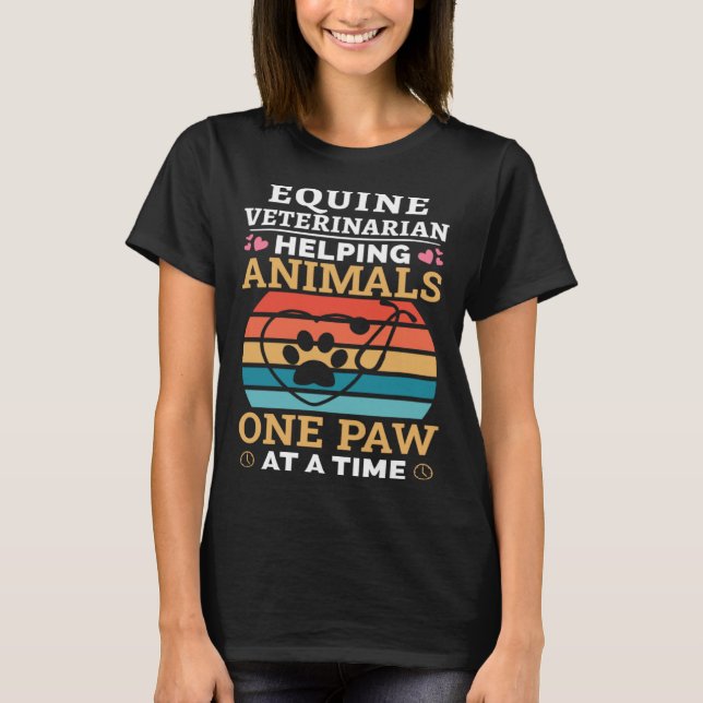 Equine Veterinarian Helping Animals One Paw At Tim T-Shirt (Vorderseite)