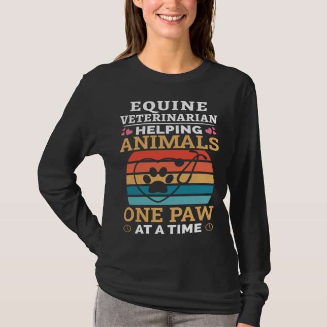 Equine Veterinarian Helping Animals One Paw At Tim T-Shirt (Vorderseite)