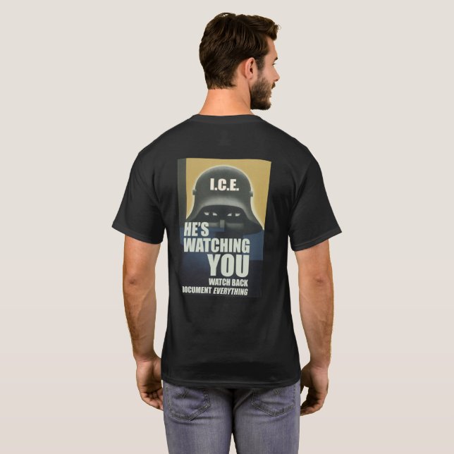 Er beobachtet dich 2026 - Rückseitendruck T-Shirt (Schwarz voll)