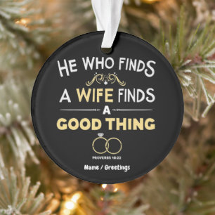 Er, der eine Frau findet, findet eine gute Sache S Ornament