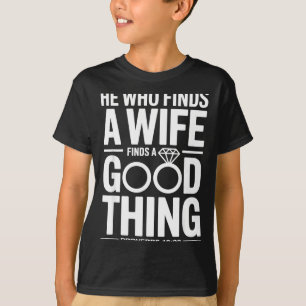 Er, der eine Frau findet Verlobung Verlobter Paar T-Shirt