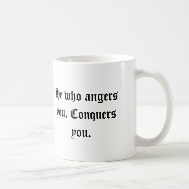 Er, der Sie verärgert, erobert Sie Tasse (Rechts)