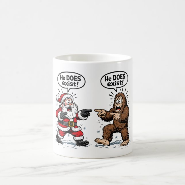 Er existiert! Weihnachtsmann & Bigfoot Kaffeetasse (Mittel)