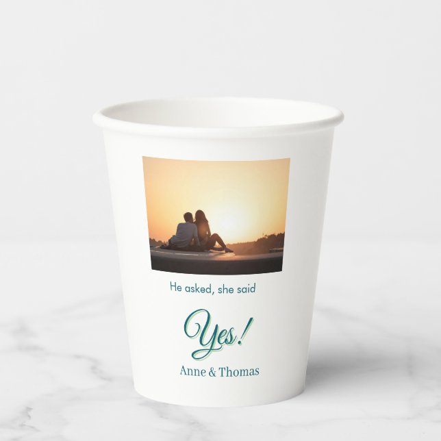 Er fragte, sie sagte ja Foto verlobt blau grün Pappbecher (Vorderseite)