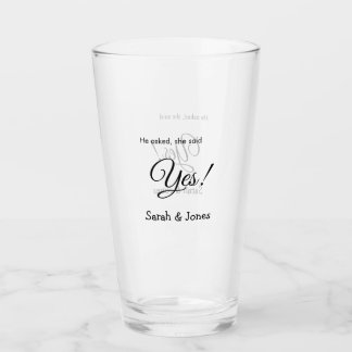 Er fragte, sie sagte ja Verlobung einfach minimal Glas