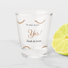 Er fragte sie sagte ja Verlobung einfach minimal  Schnapsglas