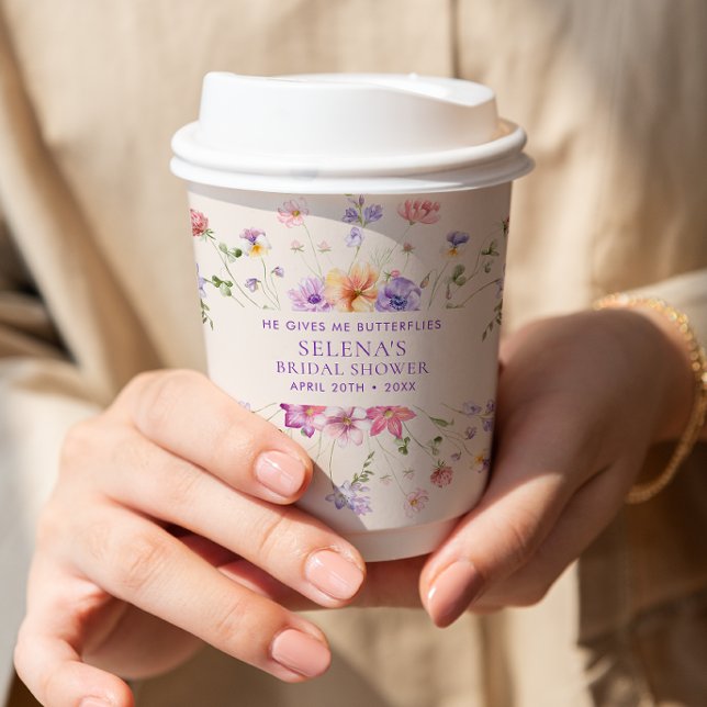 Er gibt mir Lila Schmetterlinge Brautparty Pappbecher (Von Creator hochgeladen)