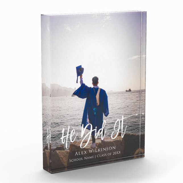 Er hat es mit einem modernen Script-Abschluss geta Fotoblock (Von Creator hochgeladen)