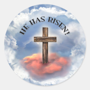 Er hat gestiegenes schroffes Kreuz mit Wolken Runder Aufkleber
