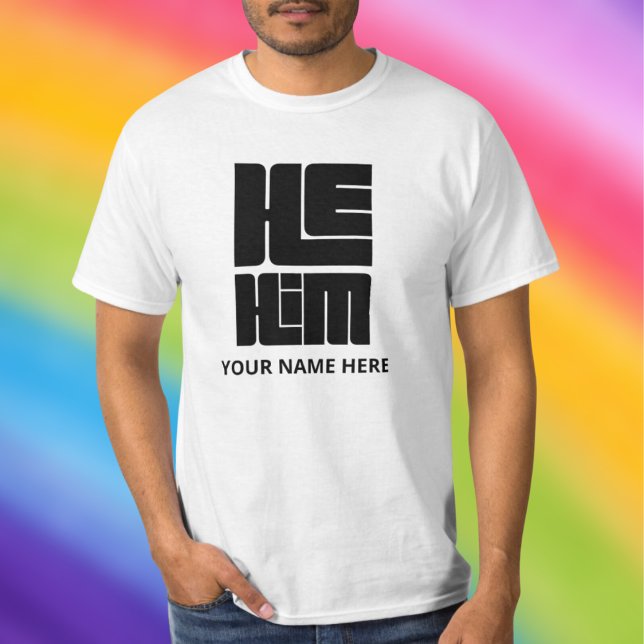 Er hat große, kühne Pronomen in Schwarz T-Shirt (Von Creator hochgeladen)