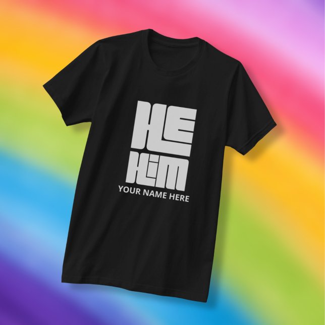 Er hat große, kühne Pronomen in Weiß T-Shirt (Von Creator hochgeladen)
