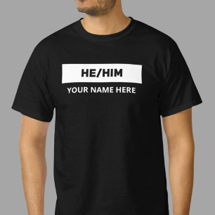 Er hat Pronouns Schwarz-Weiß T-Shirt