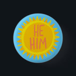 ER/IHM Pronouns Sonnenscheinstolz handlettiert Button<br><div class="desc">Dekorieren Sie Ihr Outfit mit diesem coolen Kunstknopf. Macht ein großartiges Geschenk! Sie können ihn anpassen und auch Text hinzufügen. Karo in meinem Shop für viel mehr Farben und Muster! Lass mir Bescheid,  wenn du auch etwas Gewohntes willst.</div>