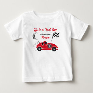 Er ist ein schneller Festtagsroter Rennwagen Gebur Baby T-shirt