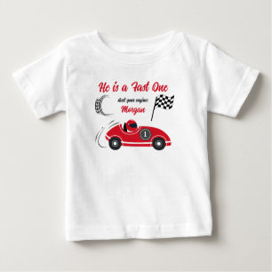 Er ist ein schnelles, festes Red Race Car Geburtst Baby T-shirt