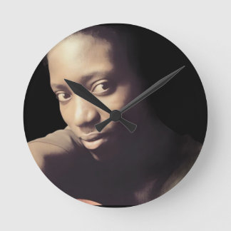 Er ist gut runde wanduhr