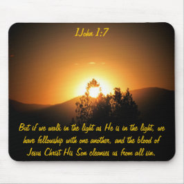 Er ist im Licht - 1 John 1:7 Mousepad