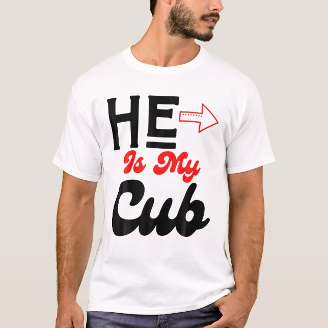 Er ist mein Cub Cougar Relationstatus Funny Vale T-Shirt (Vorderseite)