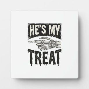 Er ist mein Leckerli-Skelett-Hand-Halloween-Shirt- Fotoplatte
