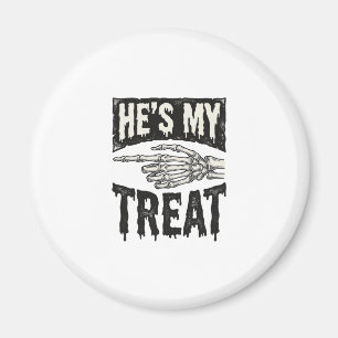 Er ist mein Leckerli-Skelett-Hand-Halloween-Shirt- Magnet