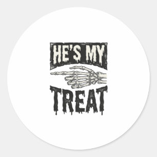 Er ist mein Leckerli-Skelett-Hand-Halloween-Shirt- Runder Aufkleber