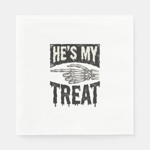 Er ist mein Leckerli-Skelett-Hand-Halloween-Shirt- Serviette