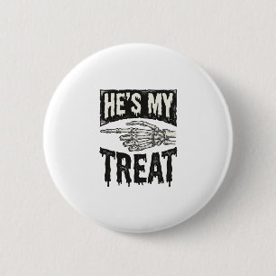 Er ist mein Leckerlis Skelett-Hand-Halloween-Shirt Button