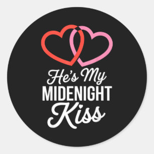 Er ist mein Mitternachtskuss Frohes Neues Jahr pas Runder Aufkleber