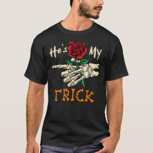 Er ist mein Trick Halloween Skeleton Hand Holding  T-Shirt