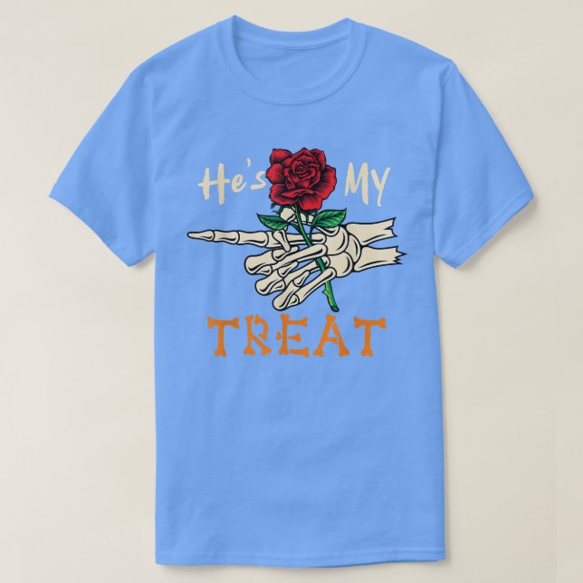 Er ist meine Leckerei Halloween Skeleton Hand hält T-Shirt (Design vorne)