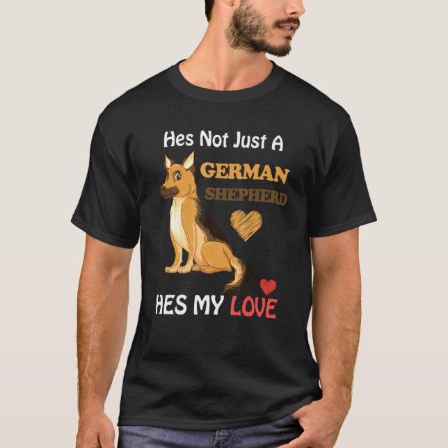 Er ist nicht nur ein deutscher Schäferhund T-Shirt (Vorderseite)