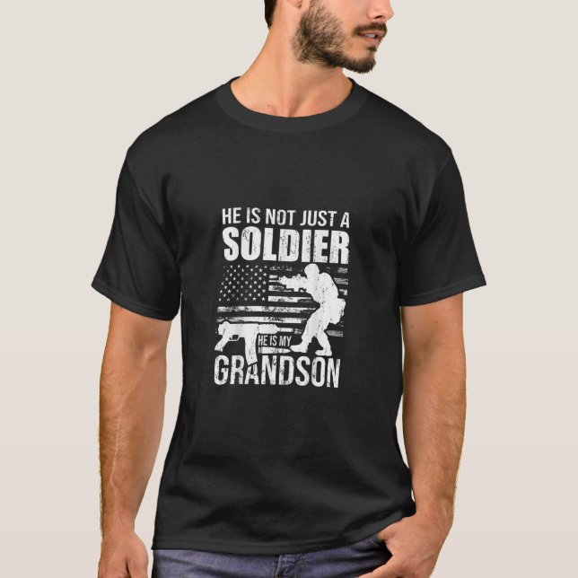 Er ist nicht nur ein Soldat, er ist mein Enkelgesc T-Shirt (Vorderseite)