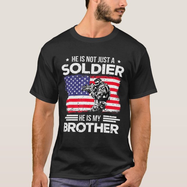Er ist nicht nur ein Soldat, stolz Bruder eines So T-Shirt (Vorderseite)
