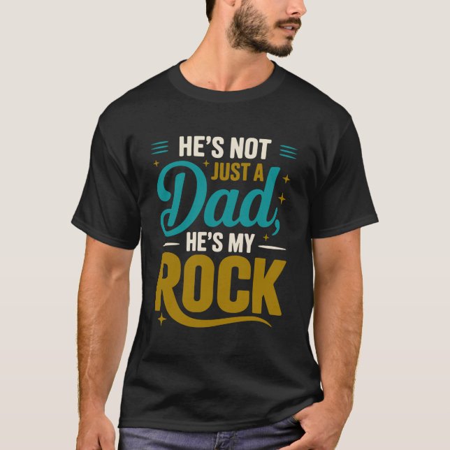Er ist nicht nur ein Vater, er ist mein Rock T-Shirt (Vorderseite)