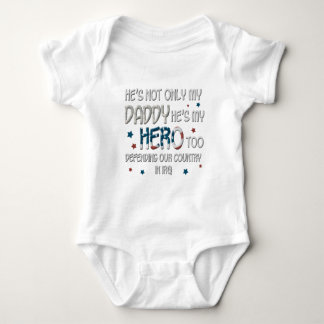 Er ist nicht nur mein Vater, er ist auch mein Held Baby Strampler