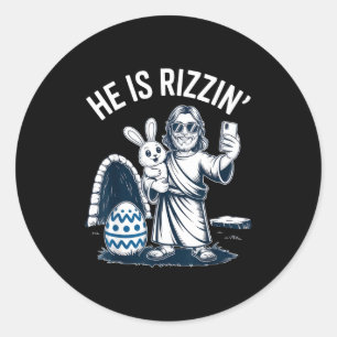 Er ist rizzin lustiger Ostern-Humor für chillige F Runder Aufkleber