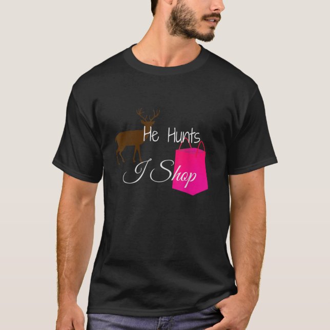 Er jagt Hirsche I Shop Ehemännchen Ehefrau Hunte T-Shirt (Vorderseite)