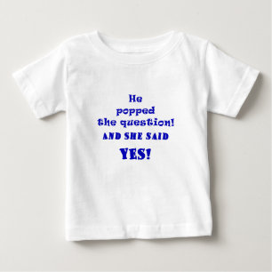 Er knallte die Frage und sie sagte ja Baby T-shirt