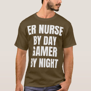 ER-Krankenschwester bei Tag Gamer bei Nacht T-Shirt