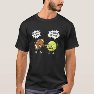 Er liebt mich mehr Fußball Tennisspieler für Männe T-Shirt