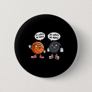 Er liebt mich mehr Sketll Hockey Spieler für Männe Button