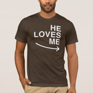 Er liebt mich (richtig) -.png T-Shirt