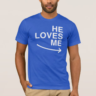 Er liebt mich (richtig) -.png T-Shirt