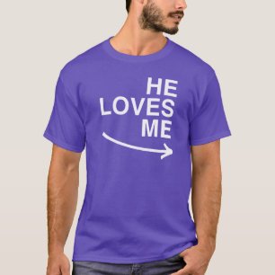 Er liebt mich (richtig) -.png T-Shirt