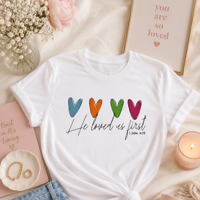 Er liebte uns zuerst  T-Shirt (Von Creator hochgeladen)