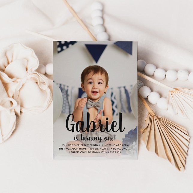 Er macht das erste Foto eines blauen Jungen Einladung (Von Creator hochgeladen)