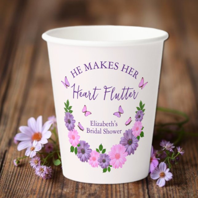 Er macht ihr Herz-Flattern-Brautparty Pappbecher (Von Creator hochgeladen)