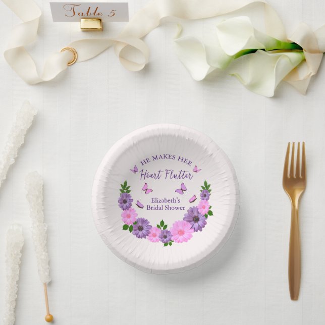 Er macht ihr Herz-Flattern-Brautparty Pappteller (Hochzeit)